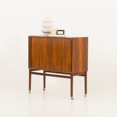 24150 Danish mid century rosewood bar cabinet with tambour door, 1960s-2 Meuble bar en palissandre du milieu du siècle