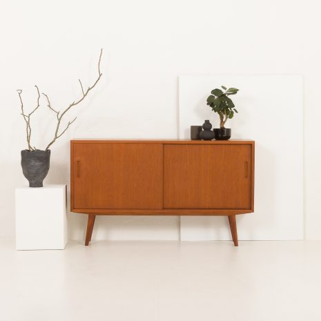 24231 Small Danish teak sideboard by Hundevad, 1960s-1 24231 Small Danish teak sideboard by Hundevad, 1960s-1