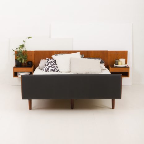 24130 Hans J. Wegner double bed in teak and leather for Getama, 1950s-1 Wegner teak double bed