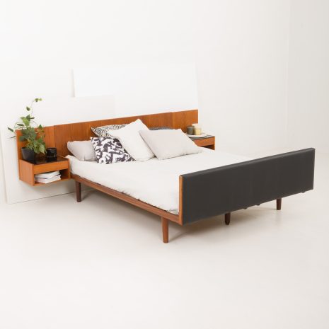 24130 Hans J. Wegner double bed in teak and leather for Getama, 1950s-2 24130 Hans J. Wegner double bed in teak and leather for Getama, 1950s-2