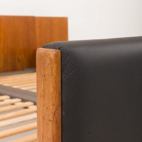 24130 Hans J. Wegner double bed in teak and leather for Getama, 1950s-5 24130 Hans J. Wegner double bed in teak and leather for Getama, 1950s-5