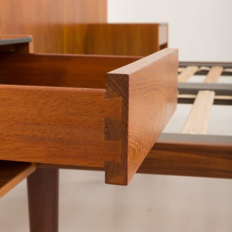 24130 Hans J. Wegner double bed in teak and leather for Getama, 1950s-9 24130 Hans J. Wegner double bed in teak and leather for Getama, 1950s-9