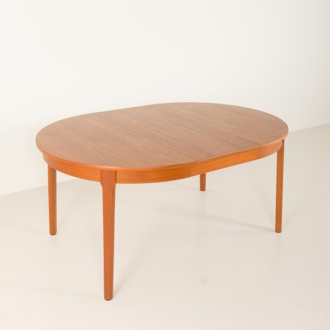 24423 Teak round dining table.-12 24423 Teak round dining table.-12