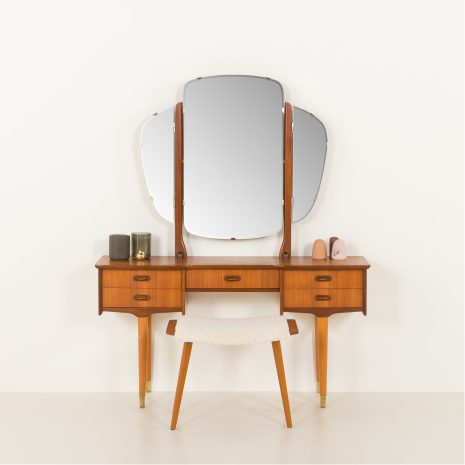 24442 deessing table.-1 Scandinavian teak dressing table with adjustable mirrors and a footstool, 1960s