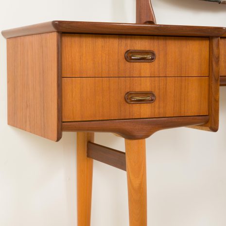 24442 deessing table.-20 24442 deessing table.-20