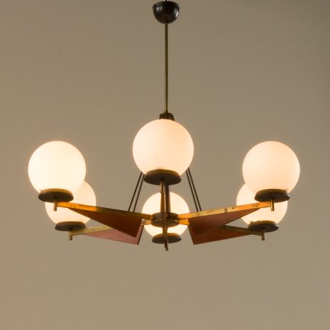 Italienischer Kronleuchter aus der Mitte des Jahrhunderts mit weißen Opalglasschirmen von Stilnovo, 1960er Jahre