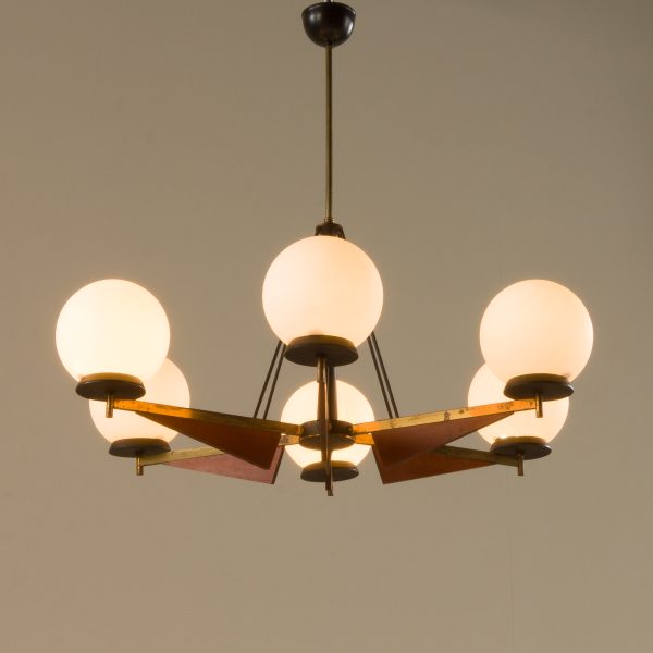 Włoski żyrandol w stylu Stilnovo z kloszami z opalowego szkła, lata 60.