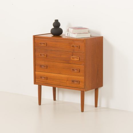 Mała komoda z drewna tekowego z 4 szufladami, dania, lata 60.