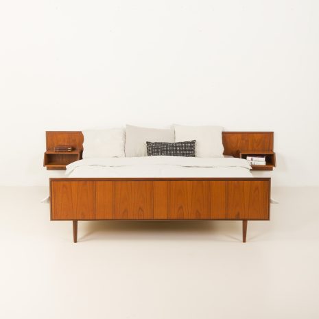 25045 Duńskie łóżko z drewna tekowego z połowy wieku, rozmiar queen size, lata 60. 25045 Duńskie łóżko z drewna tekowego z połowy wieku, rozmiar queen size, lata 60.