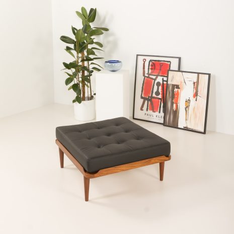 25034.1 Grete Jalk große Ottomane aus Leder -1 Extra große Ottomane aus Teakholz und schwarzem Leder im Stil von Grete Jalk, 1960er Jahre