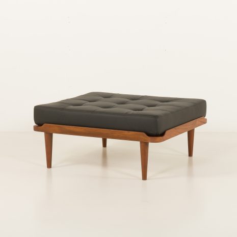 25034.1 Grete Jalk große Ottomane aus Leder -2 25034.1 Grete Jalk große Ottomane aus Leder -2