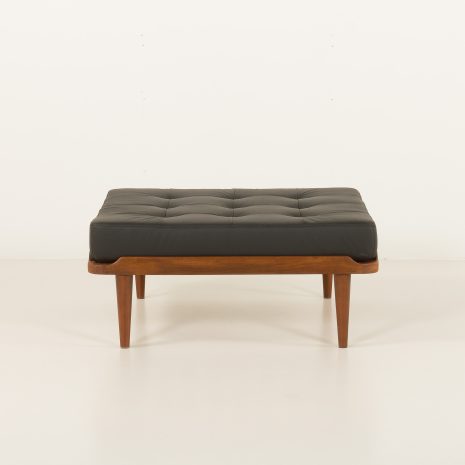 25034.1 Grete Jalk große Ottomane aus Leder -3 25034.1 Grete Jalk große Ottomane aus Leder -3