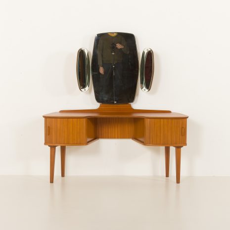 25064 Skandinavischer Schminktisch aus der Mitte des Jahrhunderts mit verstellbaren Spiegeln, Norwegen, 1970er-80er Jahre 25064 Skandinavischer Schminktisch aus der Mitte des Jahrhunderts mit verstellbaren Spiegeln, Norwegen, 1970er-80er Jahre