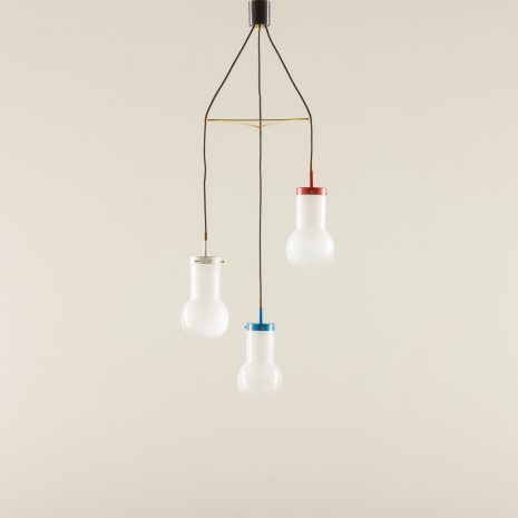 Włoska lampa wisząca z kloszami ze szkła Murano "lattimo", połowa XX wieku, lata 70. XX wieku