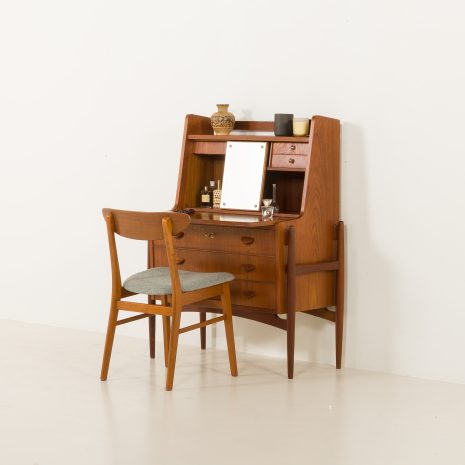 Sécrétaire danois en teck moderne du milieu du siècle avec vanité attr. à Poul Volther, 1960s
