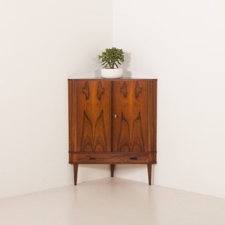 25176 Duńska szafka narożna z palisandru z połowy wieku, lata 60. 25176 Duńska szafka narożna z palisandru z połowy wieku, lata 60.