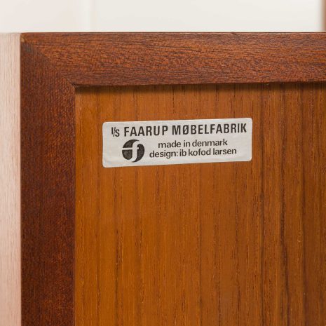 25184 Kredens z drewna tekowego Ib Kofod-Larsen model FA66 dla Faarup Møbelfabrik, Dania, lata 60. XX wieku 25184 Kredens z drewna tekowego Ib Kofod-Larsen model FA66 dla Faarup Møbelfabrik, Dania, lata 60. XX wieku