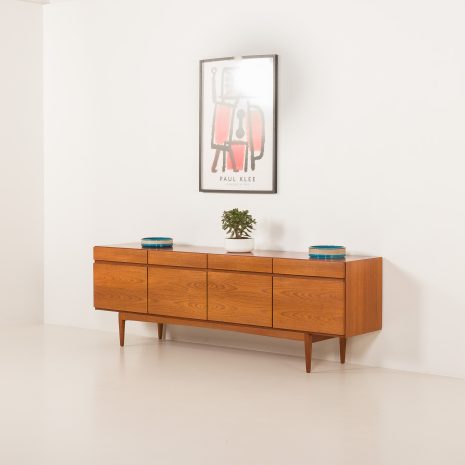 Kredens z drewna tekowego Ib Kofod-Larsen model FA66 dla Faarup Møbelfabrik, Dania, lata 60. XX wieku