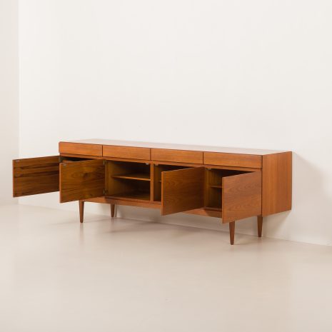 25184 Kredens z drewna tekowego Ib Kofod-Larsen model FA66 dla Faarup Møbelfabrik, Dania, lata 60. XX wieku 25184 Kredens z drewna tekowego Ib Kofod-Larsen model FA66 dla Faarup Møbelfabrik, Dania, lata 60. XX wieku