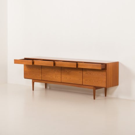 25184 Kredens z drewna tekowego Ib Kofod-Larsen model FA66 dla Faarup Møbelfabrik, Dania, lata 60. XX wieku 25184 Kredens z drewna tekowego Ib Kofod-Larsen model FA66 dla Faarup Møbelfabrik, Dania, lata 60. XX wieku