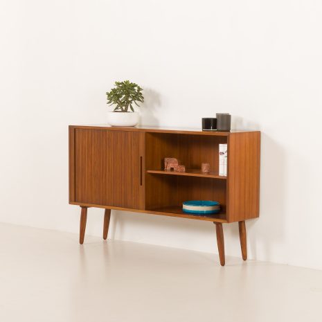 Duńska  szafka z drewna tekowego z połowy XX wieku.