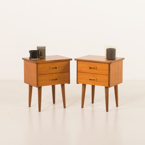 Para duńskich szafek nocnych vintage z lat 60 z drewna tekowego w stylu mid-century modern.