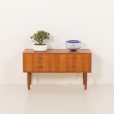 25208 Mały duński kredens z drewna tekowego z 4 szufladami, lata 60.