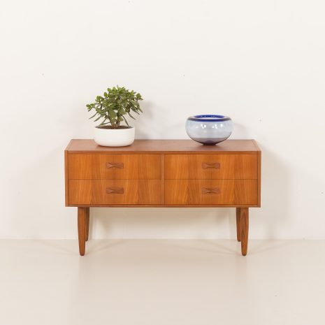 25208 Mały duński kredens z drewna tekowego z 4 szufladami, lata 60. 25208 Mały duński kredens z drewna tekowego z 4 szufladami, lata 60.