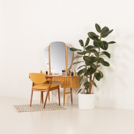 25174 Skandynawska toaletka z połowy wieku, wykonana z dębu, w stylu Henninga Kjaernulfa, lata 60. XX wieku. 25174 Skandynawska toaletka z połowy wieku, wykonana z dębu, w stylu Henninga Kjaernulfa, lata 60. XX wieku.