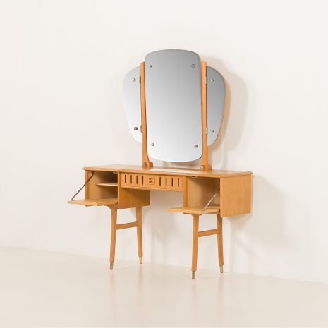 25174 Skandynawska toaletka z połowy wieku, wykonana z dębu, w stylu Henninga Kjaernulfa, lata 60. XX wieku. 25174 Skandynawska toaletka z połowy wieku, wykonana z dębu, w stylu Henninga Kjaernulfa, lata 60. XX wieku.