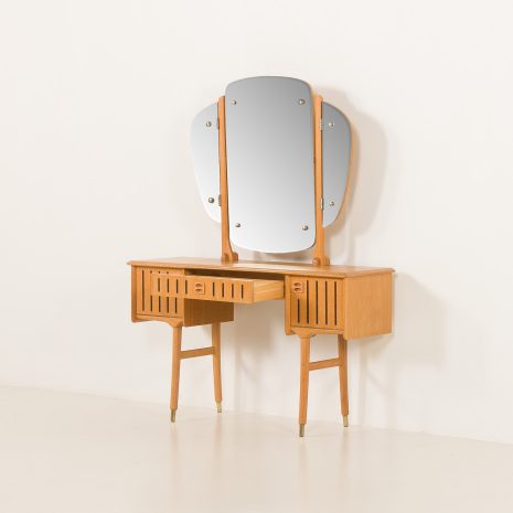 25174 Skandynawska toaletka z połowy wieku, wykonana z dębu, w stylu Henninga Kjaernulfa, lata 60. 25174 Skandynawska toaletka z połowy wieku, wykonana z dębu, w stylu Henninga Kjaernulfa, lata 60.