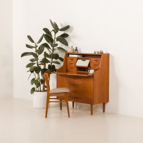 Sekretarzyk vintage z biurkiem i toaletką został zaprojektowany w latach 60. XX wieku.