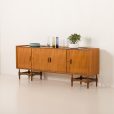 Długi włoski sideboard z drewna tekowego, wykonany w latach 70. XX wieku.