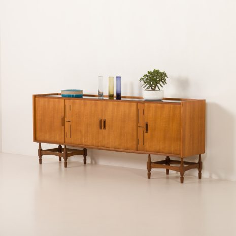 Długi włoski sideboard z drewna tekowego, wykonany w latach 70. XX wieku.