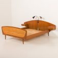 Lit queen scandinave du milieu du siècle avec tables de nuit et lampe, Norvège 1950s