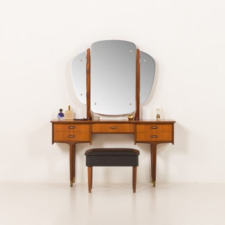 25211 Skandynawska toaletka z drewna tekowego z połowy wieku z regulowanymi lusterkami, Norwegia, lata 60. XX wieku 25211 Skandynawska toaletka z drewna tekowego z połowy wieku z regulowanymi lusterkami, Norwegia, lata 60. XX wieku