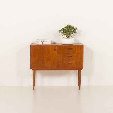 25213 szafka (komoda) z trzema półkami -1 25213 szafka (komoda) z trzema półkami -1