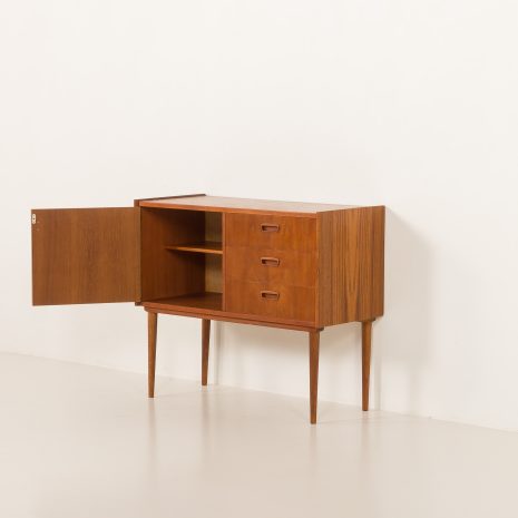 25213 szafka (komoda) z trzema półkami -3 25213 szafka (komoda) z trzema półkami -3