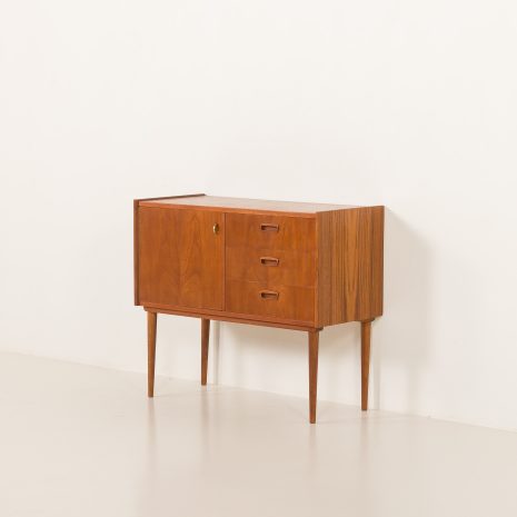 25213 szafka (komoda) z trzema półkami -5 25213 szafka (komoda) z trzema półkami -5