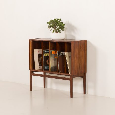 Skandynawska szafka na płyty winylowe w stylu mid-century z palisandru z lat 60 XX wieku.