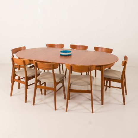 Klasyczny duński okrągły stół rozkładany w stylu mid-century.