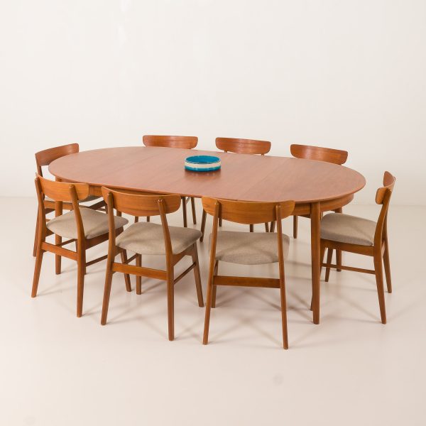 Klasyczny duński okrągły stół rozkładany w stylu mid-century.