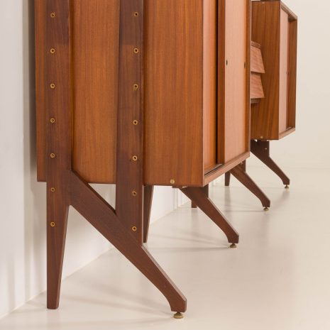 25141 Włoska wolnostojąca szafka ścienna lub ścianka działowa z drewna tekowego, lata 1960-20 25141 Włoska wolnostojąca szafka ścienna lub ścianka działowa z drewna tekowego, lata 1960-20