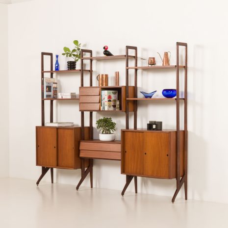 25141 Włoska wolnostojąca szafka ścienna lub ścianka działowa z drewna tekowego, lata 1960-3 25141 Włoska wolnostojąca szafka ścienna lub ścianka działowa z drewna tekowego, lata 1960-3