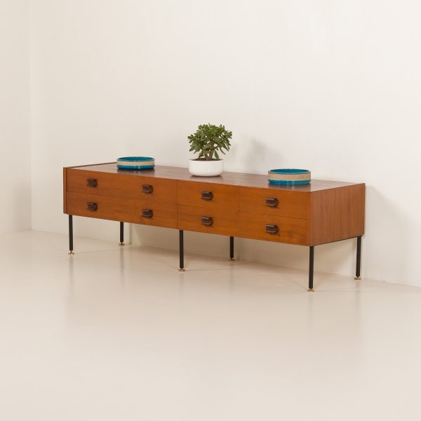 Niska, włoska, tekowa komoda w stylu vintage z sześcioma szufladami i wyrzeźbionymi w litym teku uchwytami, wykonana w latach 70.