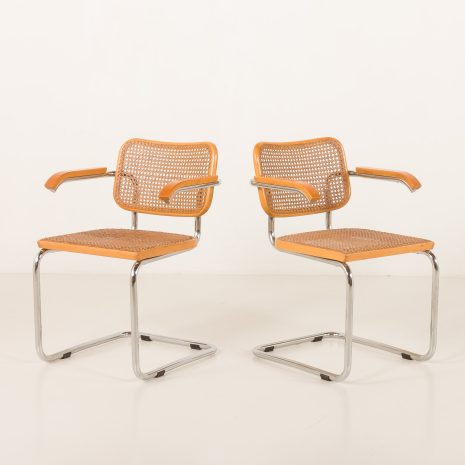 Para krzeseł Cesca  zaprojektowana  przez Marcela Breuera i wyprodukowana przez  Gavinę, na początku lat 60 XX wieku.