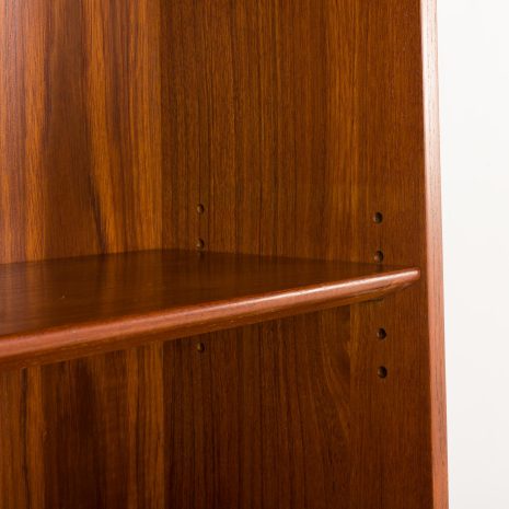 25323 Regał z drewna tekowego z przesuwanymi drzwiami, Johannes Sorth, Nexo, Bornholm, Dania, lata 1960-10 25323 Regał z drewna tekowego z przesuwanymi drzwiami, Johannes Sorth, Nexo, Bornholm, Dania, lata 1960-10