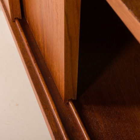 25323 Regał z drewna tekowego z przesuwanymi drzwiami Johannes Sorth dla Nexo, Bornholm, Dania, lata 1960-12 25323 Regał z drewna tekowego z przesuwanymi drzwiami Johannes Sorth dla Nexo, Bornholm, Dania, lata 1960-12