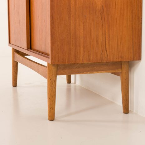 25323 Regał z drewna tekowego z przesuwanymi drzwiami Johannes Sorth dla Nexo, Bornholm, Dania, lata 1960-15 25323 Regał z drewna tekowego z przesuwanymi drzwiami Johannes Sorth dla Nexo, Bornholm, Dania, lata 1960-15