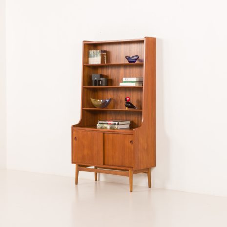 Tekowy regał zaprojektowany przez Johannesa Sortha i wyprodukowany w latach 60. przez Nexo Møbelfabrik.